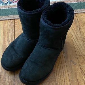 Black midi Ugg’s size 8